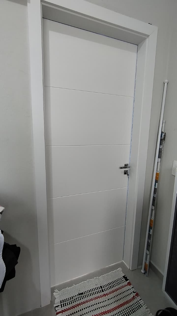Porta interna branca com ferragens de alta qualidade — BR Portas